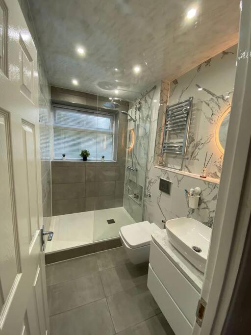 לונדון One Bedroom Flat In Chiswick W4 מראה חיצוני תמונה